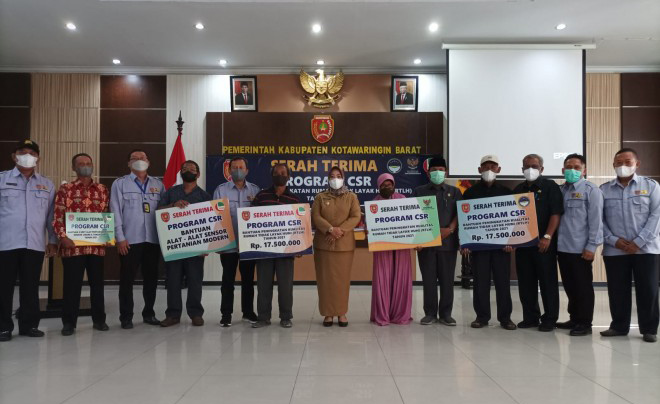 Bupati Hj Nurhidayah Serahkan Bantuan Program CSR Peningkatan RTLH Tahun 2021