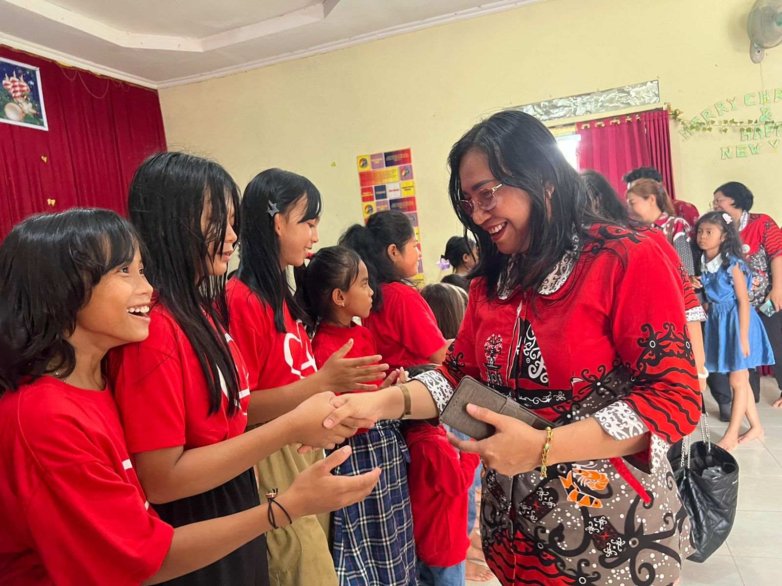 Peringati Natal dan Tahun Baru 2025, ASN Dislutkan Prov. Kalteng Kunjungi Panti Asuhan Roti Hidup