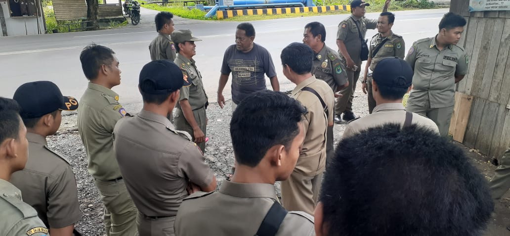 Satpol PP Tertibkan Bangunan di Atas Sungai