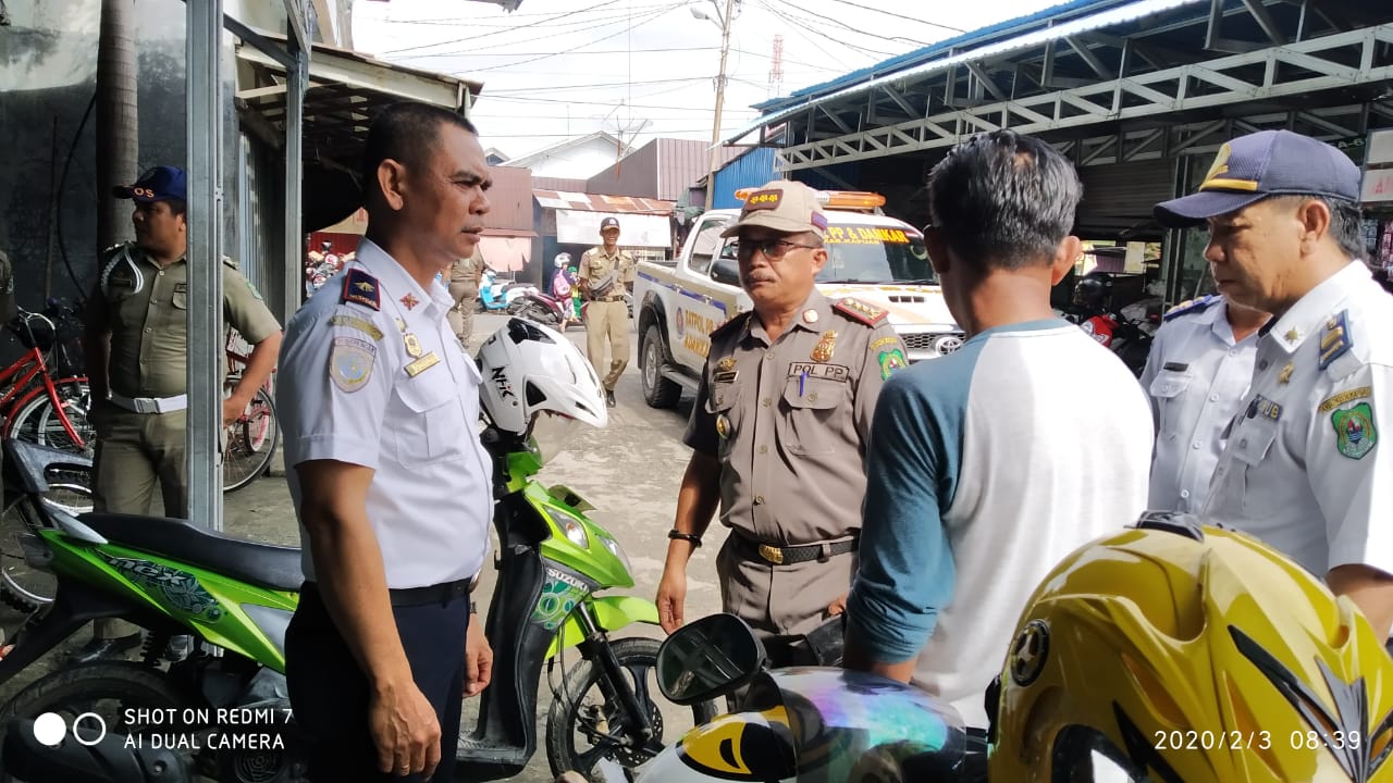 SatPol PP dan Dishub Kabupaten Kapuas Lakukan Pengawasan Pasar Jelang Penilaian Adipura 2020