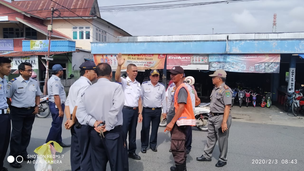 SatPol PP dan Dishub Kabupaten Kapuas Lakukan Pengawasan Pasar Jelang Penilaian Adipura 2020