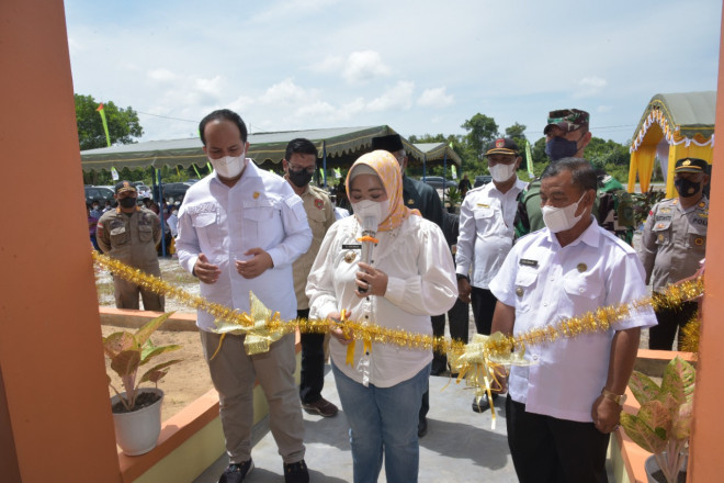 Bupati Hj Nurhidayah Resmikan Kantor Kecamatan Kotawaringin Lama