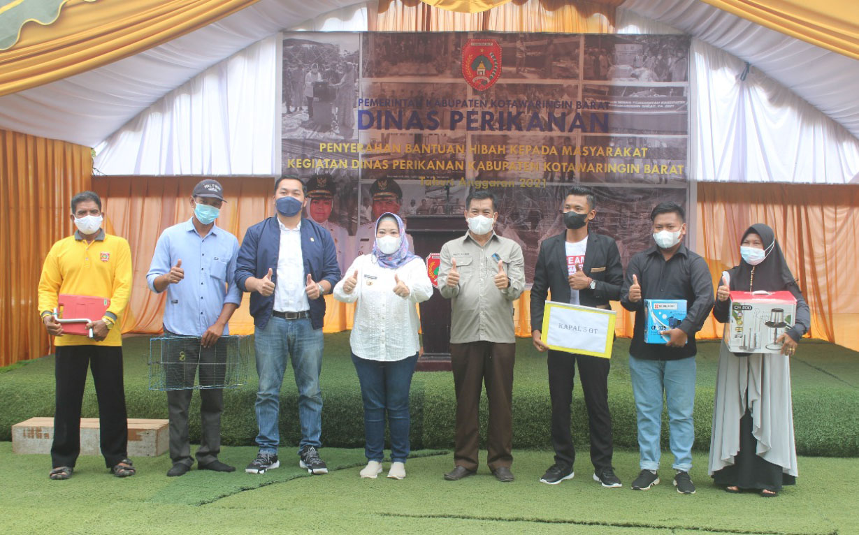Pacu Kegiatan Sektor Perikanan, Bupati Serahkan Bantuan Sarana Produksi Perikanan