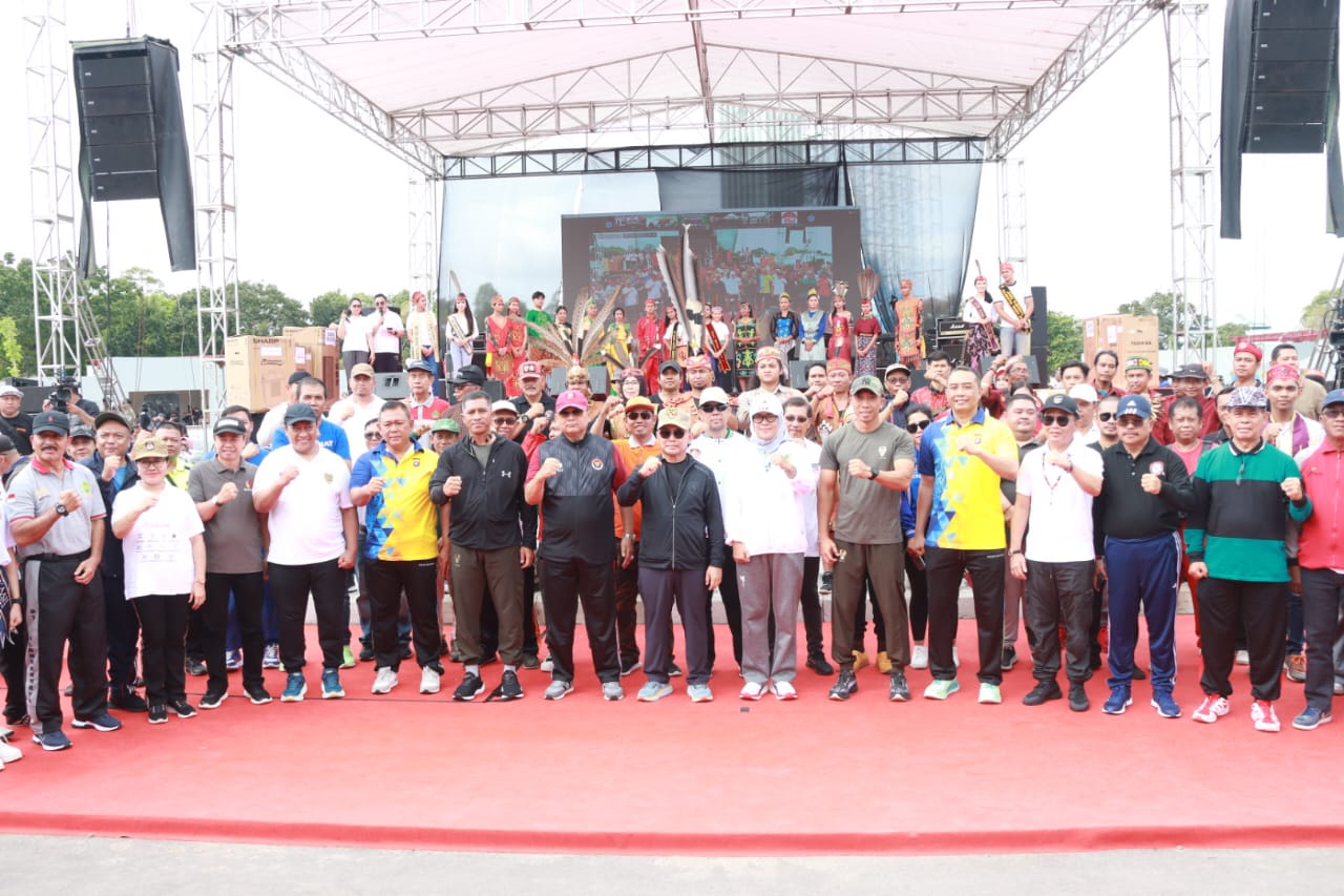 Gelar Jalan Sehat dan Deklarasi Pemilu Damai Tahun 2024 se Kalteng, Gubernur H. Sugianto Sabran Ajak seluruh Elemen Sukseskan Pemilu dan Pilkada Serentak 2024