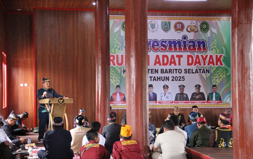 Rumah Adat Dayak Kabupaten Barito Selatan Menjadi Icon Baru Kota Buntok   
