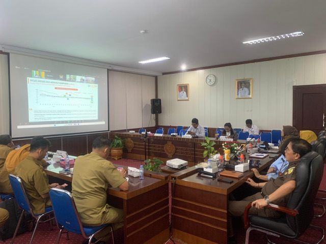Asisten Ekbang Sri Widanarni Hadiri Rakor Tinjauan Inflasi dan IPH Minggu ke-5 Januari 2025 sekaligus Penandatanganan Nota Kesepahaman Pengawasan Penyelenggaran Perizinan di Daerah
