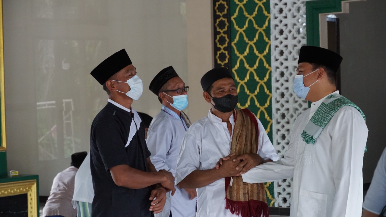 Bupati Serahkan Sejumlah Bantuan ke Tempat Ibadah Kecamatan Sematu Jaya