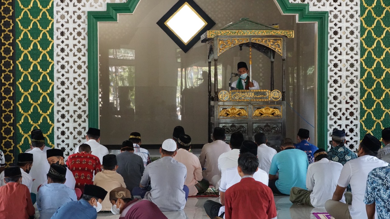 Bupati Serahkan Sejumlah Bantuan ke Tempat Ibadah Kecamatan Sematu Jaya