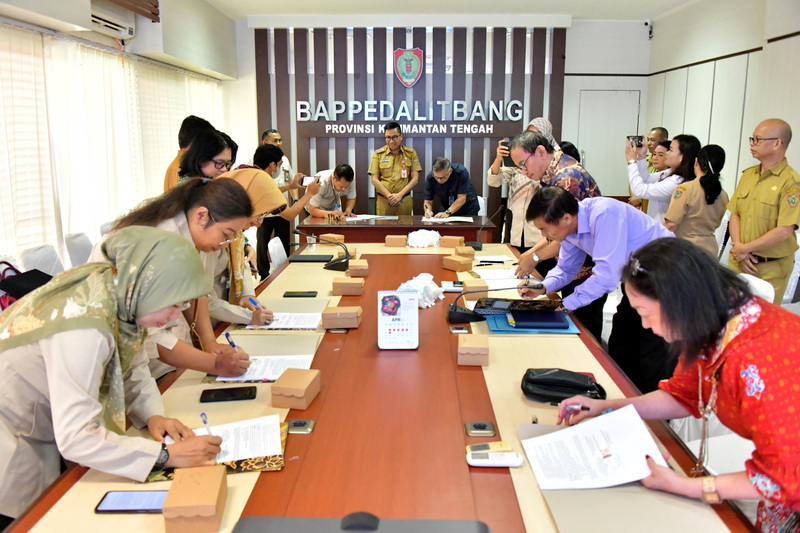 Bappedalitbang Prov. Kalteng Tandatangani Perjanjian Kerja Sama dengan LPPM UPR dan Polkesraya