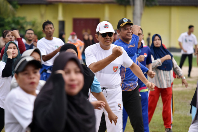 Pj. Bupati Budi Santosa Ikuti Senam Sehat bersama Masyarakat Kumai