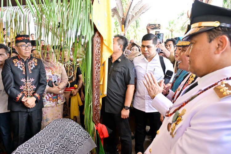 Kepala BAPPERIDA Sambut Kedatangan Gubernur Kalimantan Tengah dan Wakil Gubernur Kalimantan Tengah periode 2025-2030