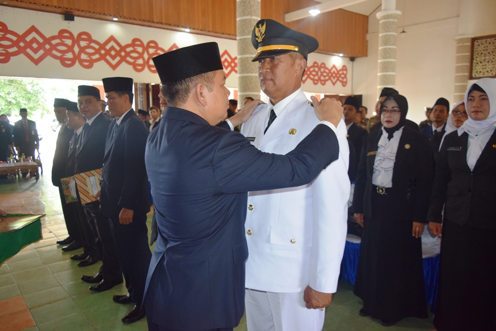 100 PNS Pejabat Administrasi dan Fungsional Resmi Dilantik