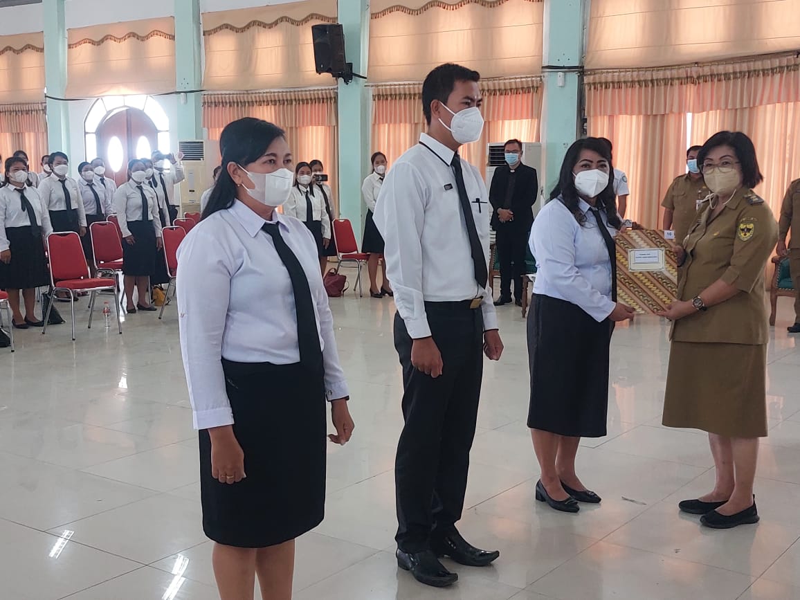 Wakil Bupati Serahkan SK Pengangkatan PPPK Tahap II Formasi Tahun 2020