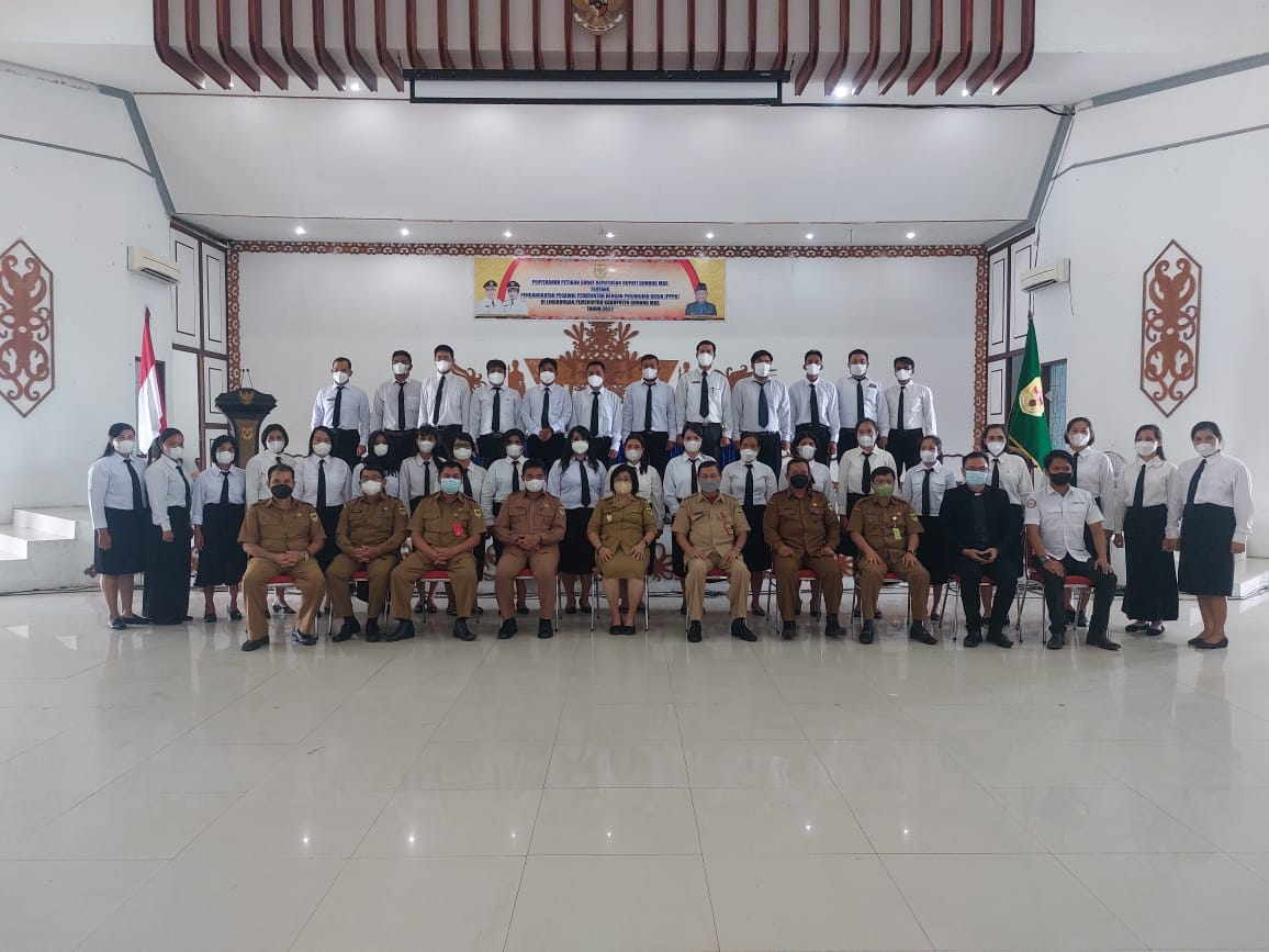 Wakil Bupati Serahkan SK Pengangkatan PPPK Tahap II Formasi Tahun 2020