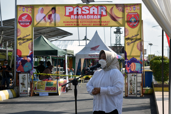 Hari Pertama Puasa, Bupati Hj Nurhidayah Kunjungi Beberapa Titik Pasar Ramadan