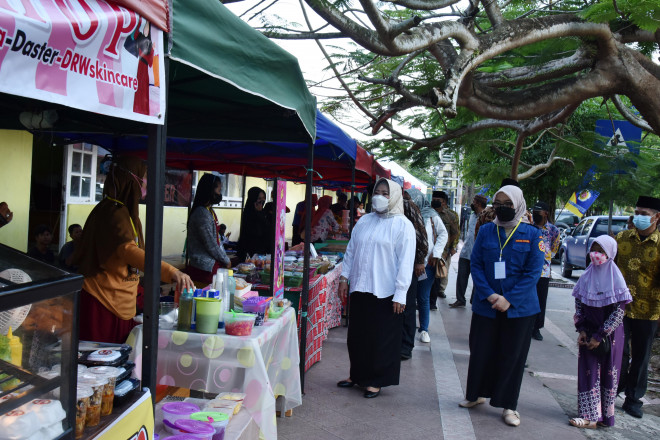 Hari Pertama Puasa, Bupati Hj Nurhidayah Kunjungi Beberapa Titik Pasar Ramadan