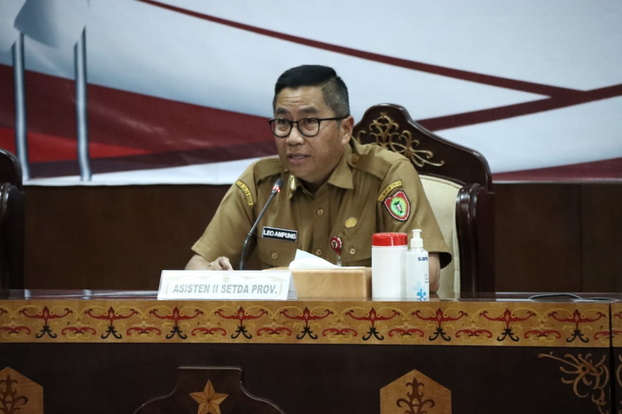 Asisten Ekbang Leonard S. Ampung Pimpin Rapat Penyepakatan Rancangan Rencana Aksi Penyelesaian Ketidaksesuaian Perizinan Perkebunan Kelapa Sawit dalam Kawasan Hutan