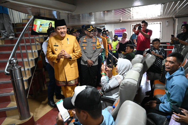 Pj. Bupati Budi Santosa Tinjau Arus Mudik di Pelabuhan Panglima Utar
