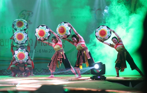 Ribuan Penonton Saksikan Lomba Tari Pedalaman FBIM 2018