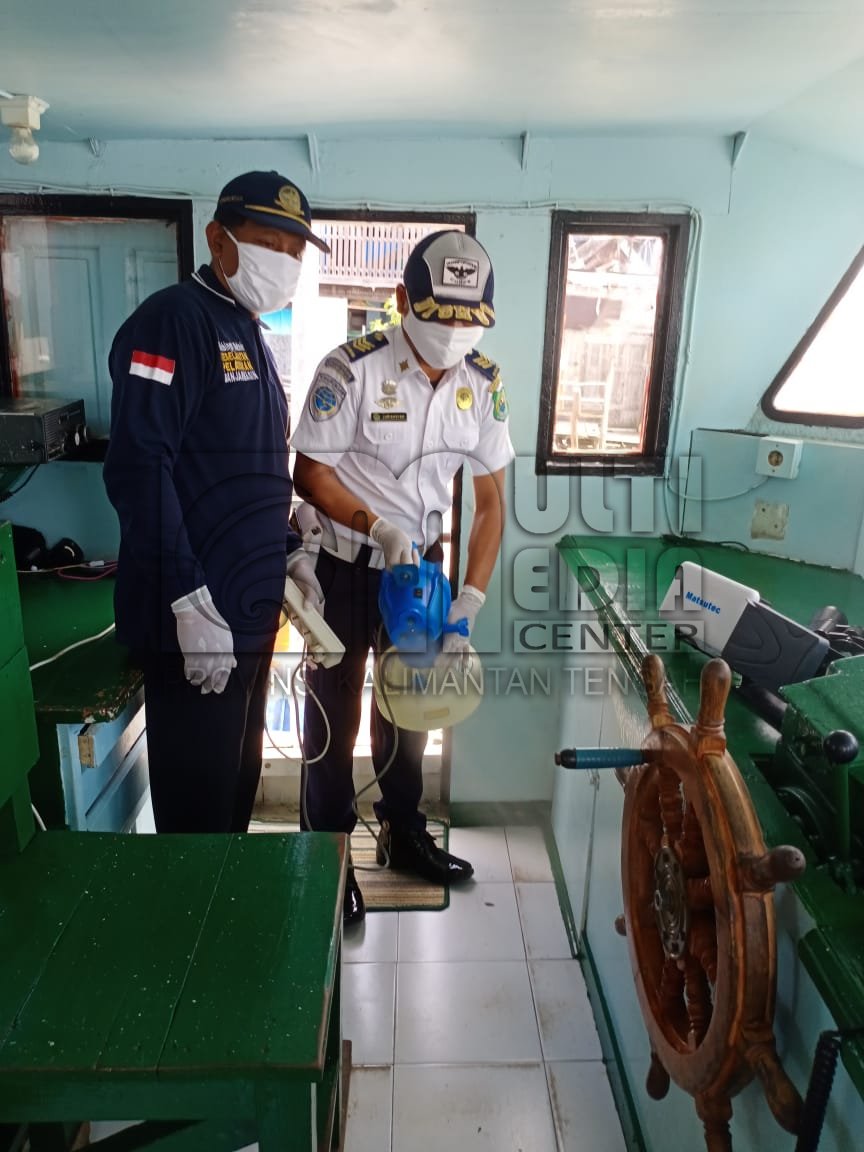 Dishub Lakukan Penyemprotan Terhadap 2 Buah Kapal Jenis Tug Boat