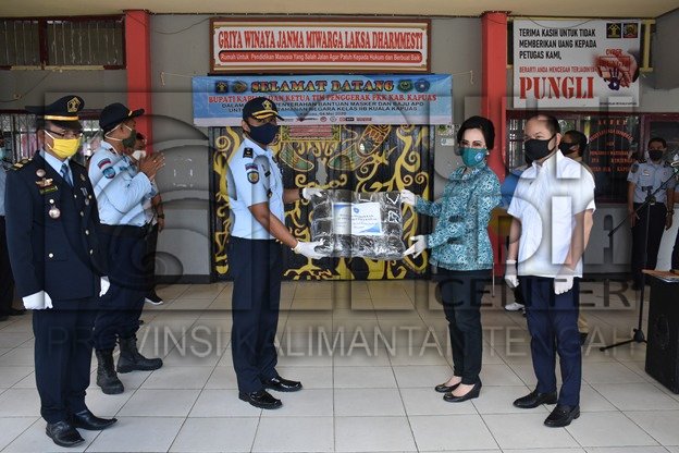 Bupati bersama Ketua TP PKK Kapuas Serahkan Bantuan di Rutan