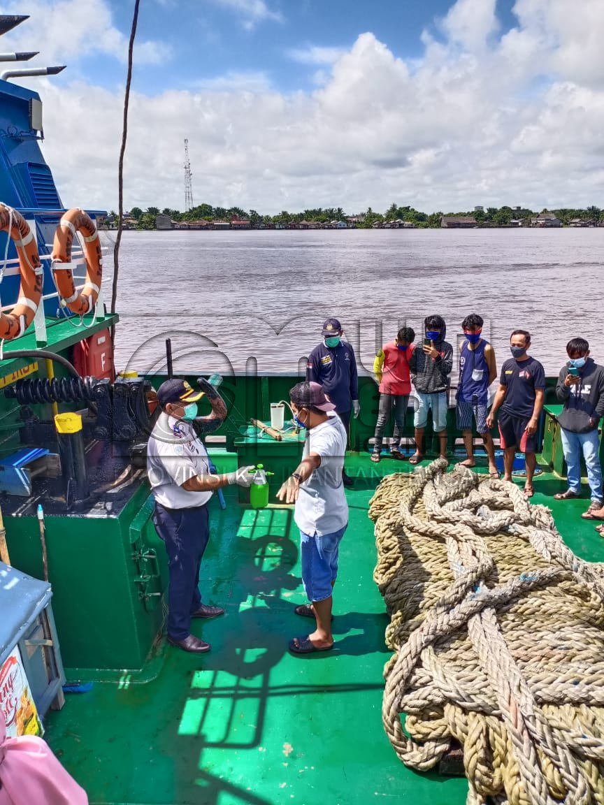 Cegah Corona, Dishub Kembali Lakukan Pemeriksaan dan Penyemprotan Satu Buah Kapal