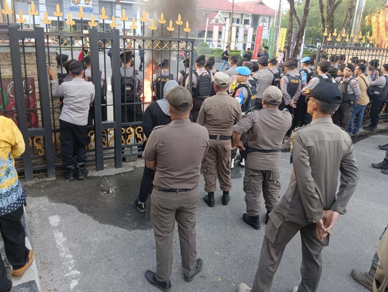 Satpol PP Kalteng Lakukan Pengamanan Aksi Damai Evaluasi 100 Hari Kinerja Gubernur