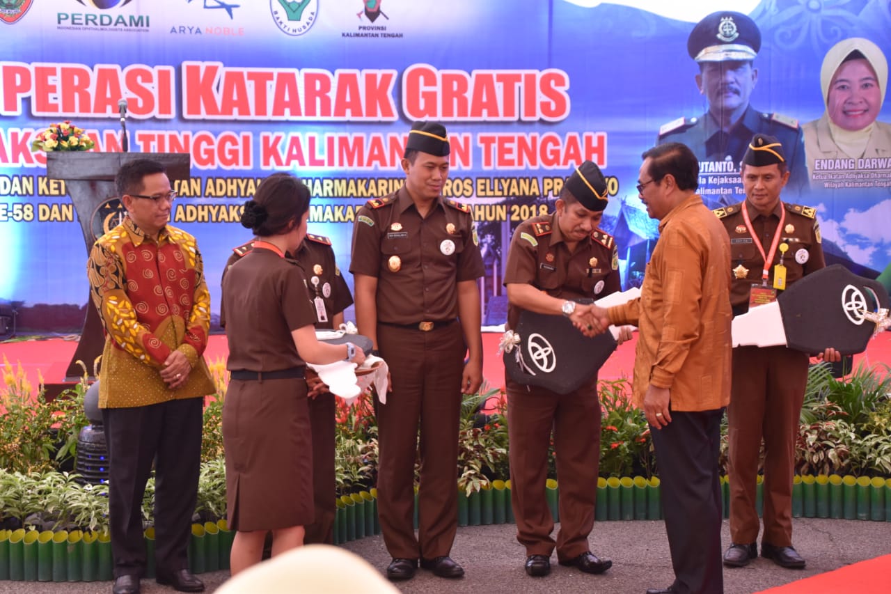 Ketua Umum Ikatan Adhyaksa Dharmakarini Serahkan Mikroscop Ke Empat Sekolah