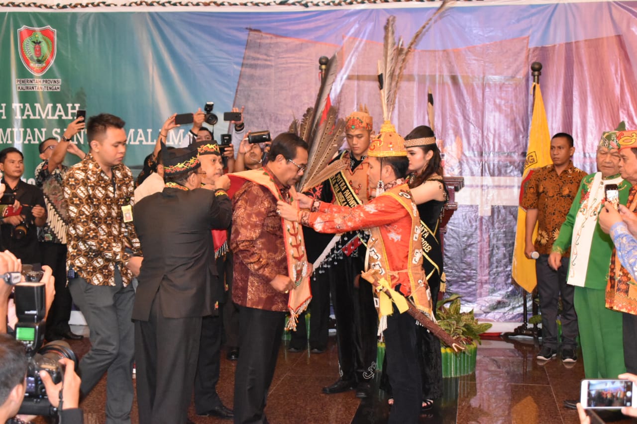 Jaksa Agung RI Dianugerahi Gelar Kehormatan â€œMantir Hai Panambahanâ€, â€œAntang Damang Rangkang Duhung Pasihaiâ€ Oleh DAD Provinsi Kalteng