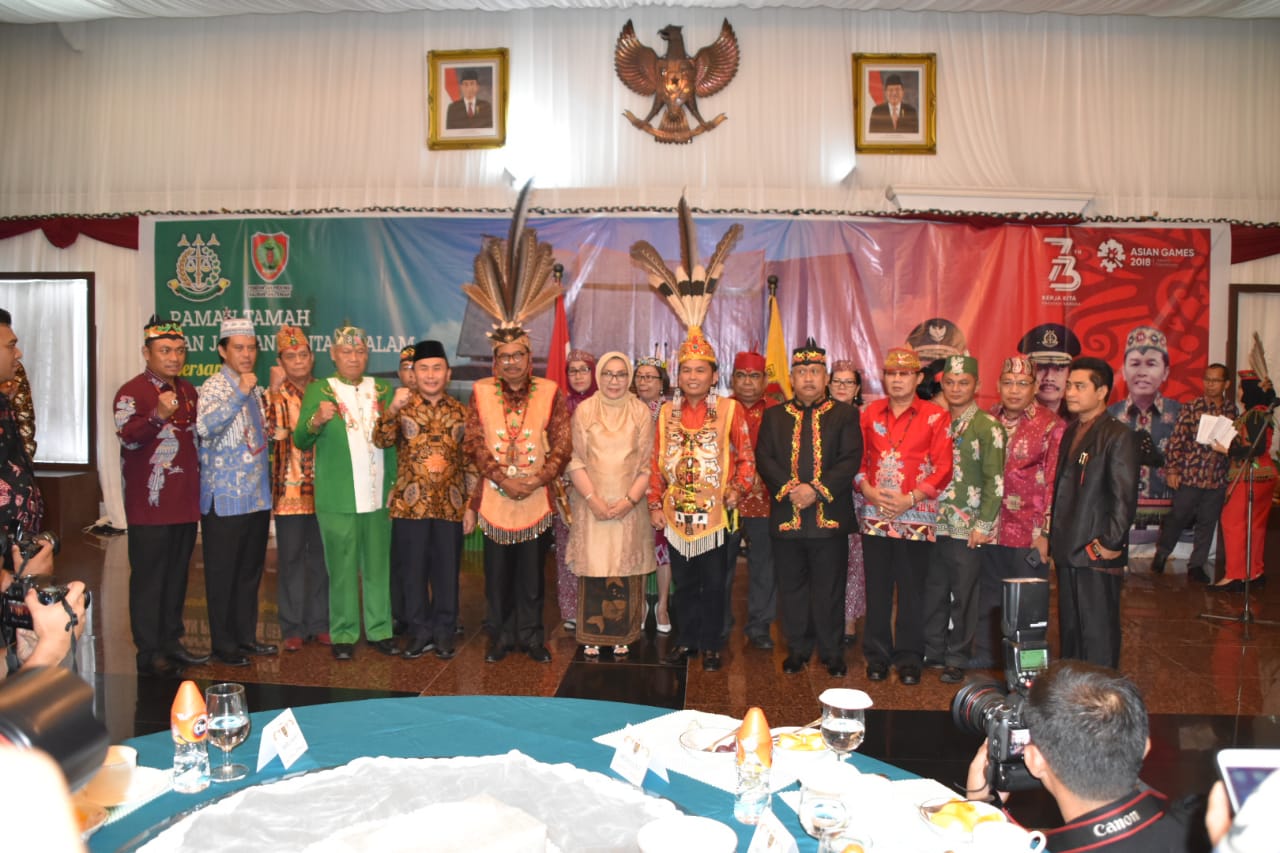 Jaksa Agung RI Dianugerahi Gelar Kehormatan â€œMantir Hai Panambahanâ€, â€œAntang Damang Rangkang Duhung Pasihaiâ€ Oleh DAD Provinsi Kalteng