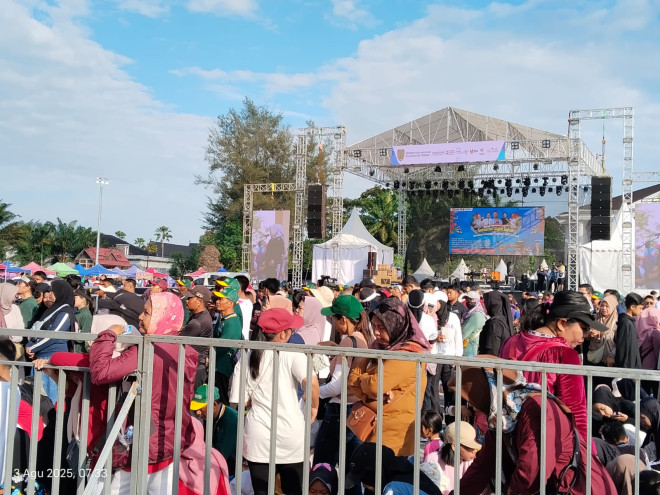Ribuan Warga Meriahkan Jalan Sehat Bersama Gubernur Kalteng dan Raffi Ahmad