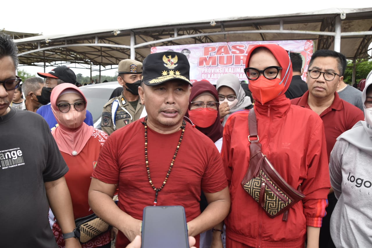 Usai Senam Bersama, Gubernur Kalteng Tinjau Pasar Murah di Taman Iring Witu