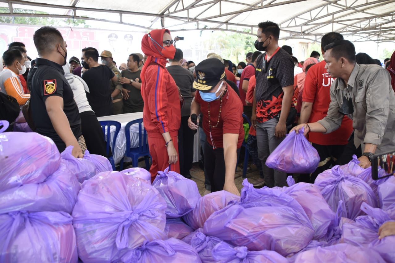 Usai Senam Bersama, Gubernur Kalteng Tinjau Pasar Murah di Taman Iring Witu