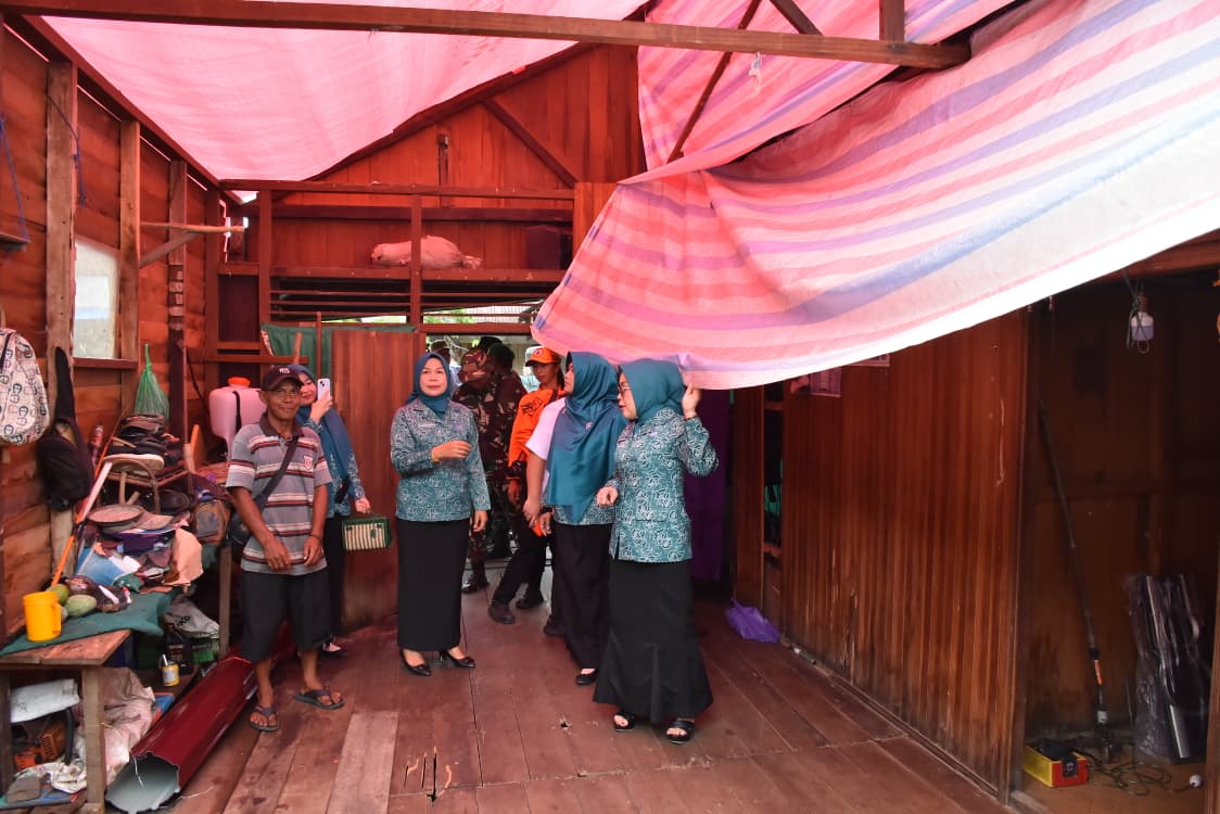 Ketua TP PKK Kapuas Tinjau Lokasi Bencana Puting Beliung di Muara Dadahup