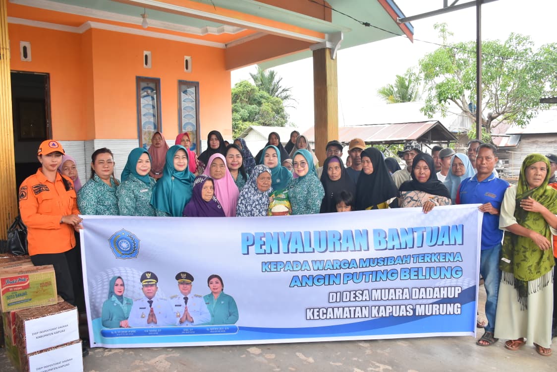Ketua TP PKK Kapuas Tinjau Lokasi Bencana Puting Beliung di Muara Dadahup