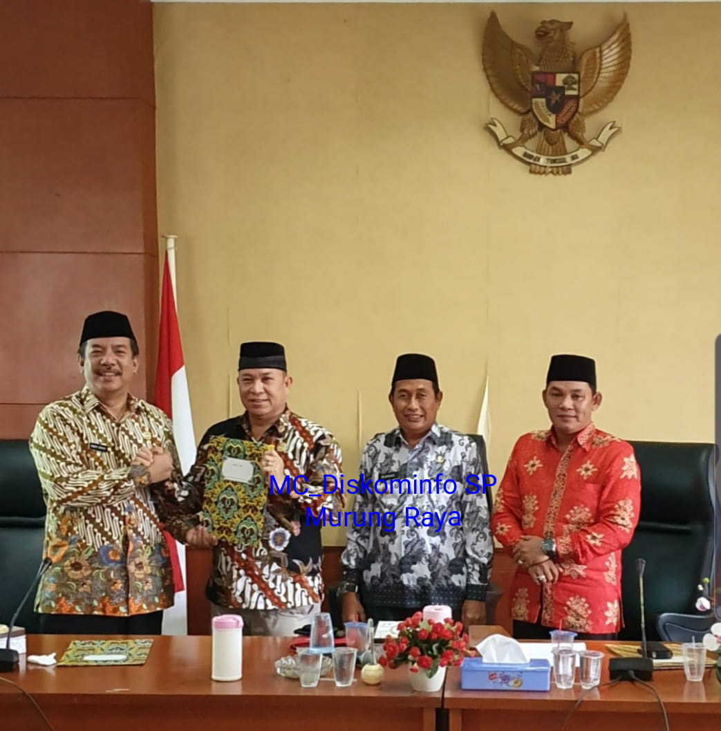 Kajari Murung Raya Serahkan Pendapat Hukum Kepada Ketua DPRD Murung Raya