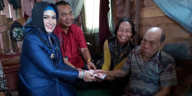 Wakil Walikota Palangka Raya Menyerahkan Dana Lanjut Usia