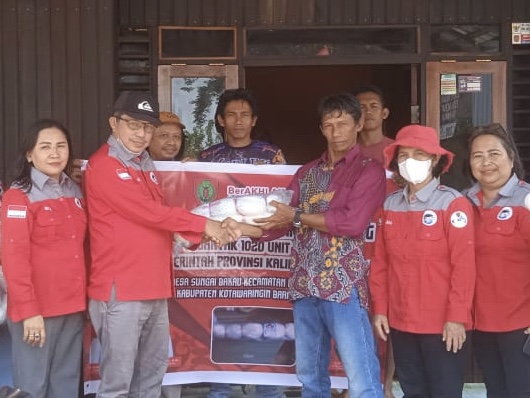 Dislutkan Serahkan Bantuan Gubernur Kalteng Berupa Jaring Kepiting Kepada Nelayan di Kabupaten Kotawaringin Barat