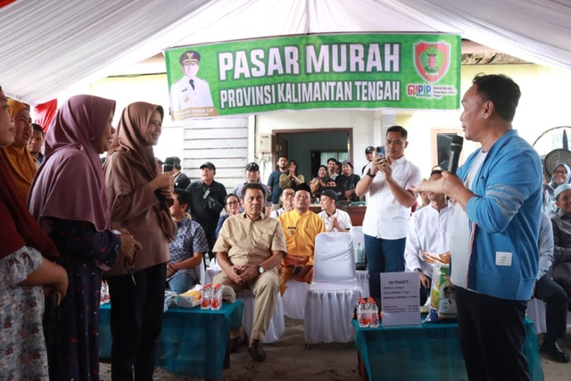 Pemprov Kalteng Bagikan 6000 Paket Sembako pada Pasar Murah di Kelurahan Kumai Hilir, Kumai Hulu dan Candi Kabupaten Kobar