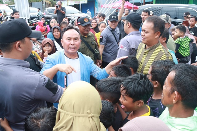 Pemprov Kalteng Bagikan 6000 Paket Sembako pada Pasar Murah di Kelurahan Kumai Hilir, Kumai Hulu dan Candi Kabupaten Kobar