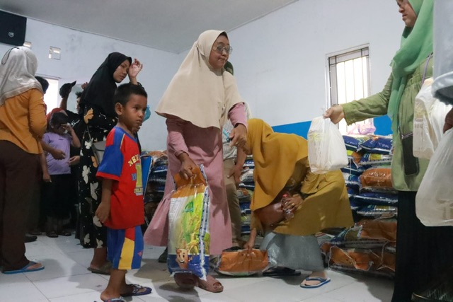 Pemprov Kalteng Bagikan 6000 Paket Sembako pada Pasar Murah di Kelurahan Kumai Hilir, Kumai Hulu dan Candi Kabupaten Kobar