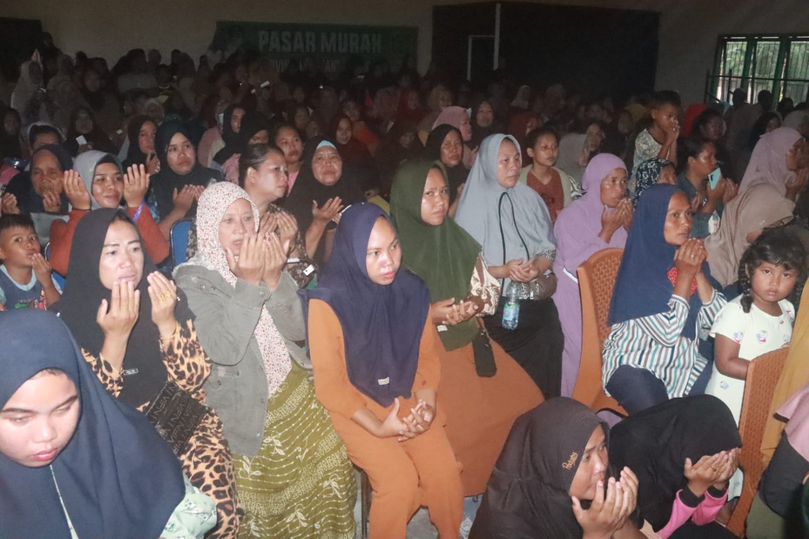 Gubernur Kalteng Kembali Gratiskan 1000 Paket Sembako Pasar Murah untuk Masyarakat Desa Kubu dan Desa Bogam di Kabupaten Kobar