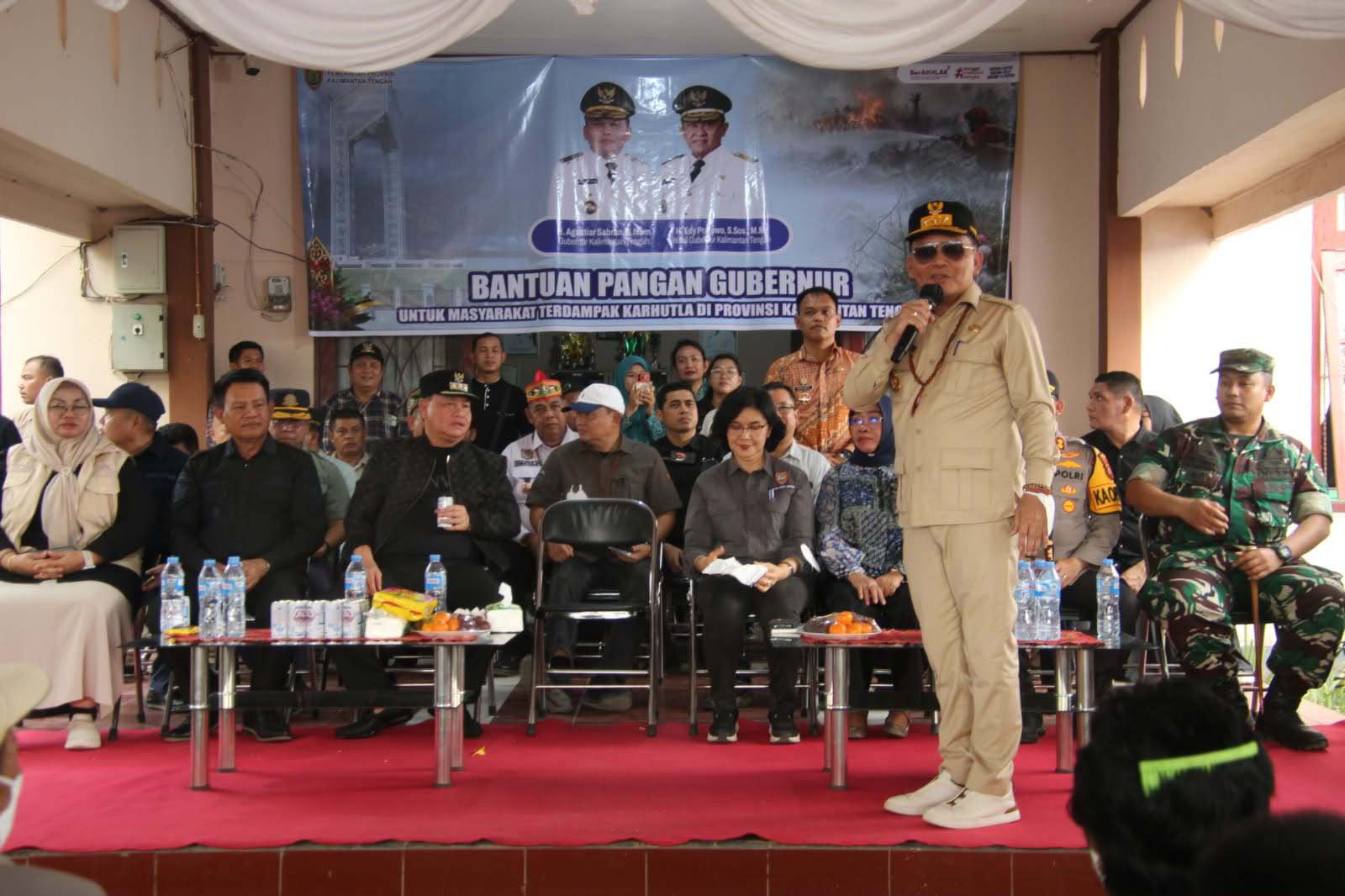 Gubernur Agustiar Sabran Salurkan 1.500 Paket Bantuan Pangan, BLT KHBS untuk 874 KPM, Masker hingga 4.400 Liter Air Bersih untuk Warga Talawang
