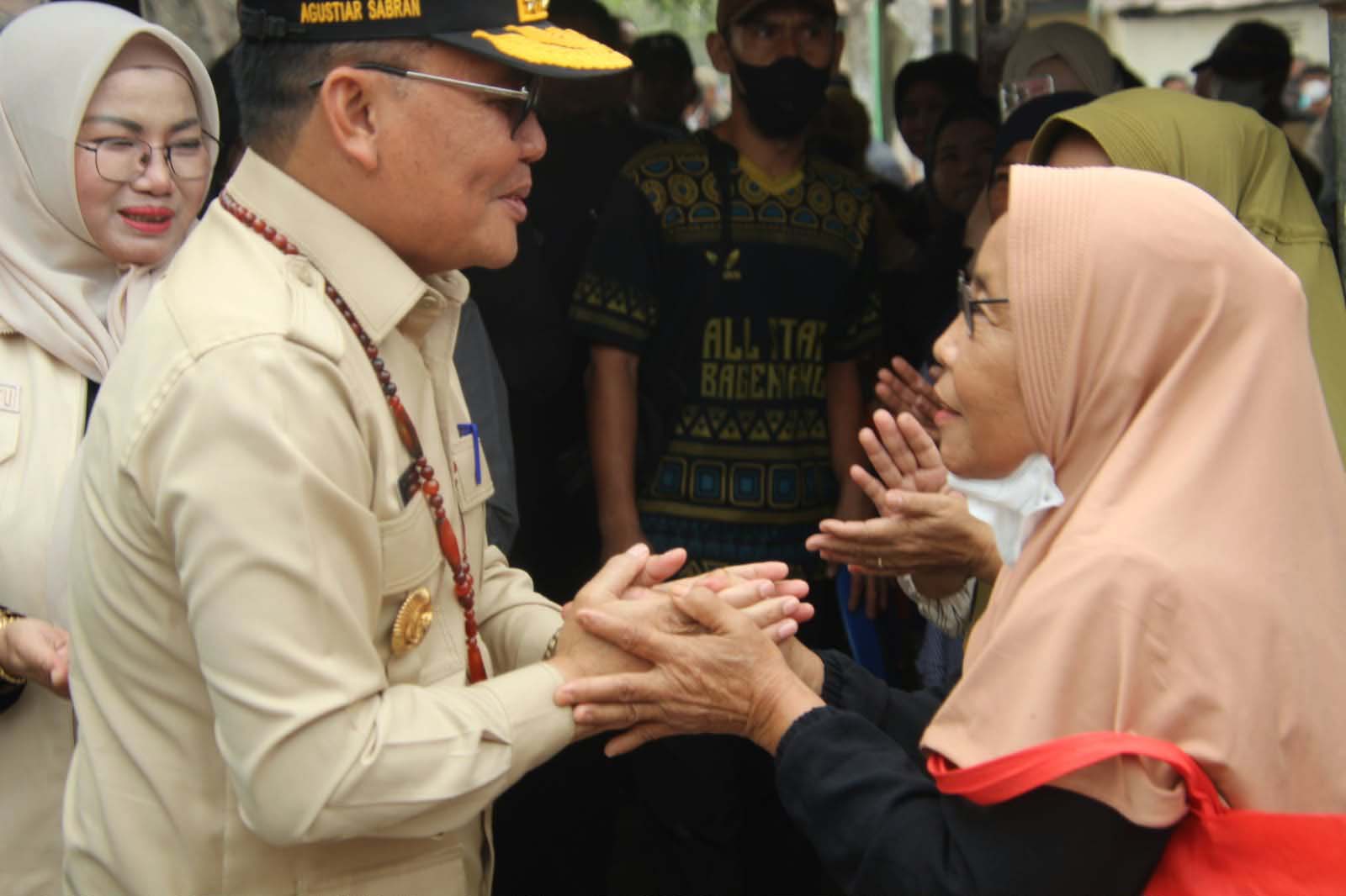 Gubernur Agustiar Sabran Salurkan 2.500 Paket Pangan, Bansos KHBS, hingga 5.000 Liter Air Bersih untuk Warga Baamang
