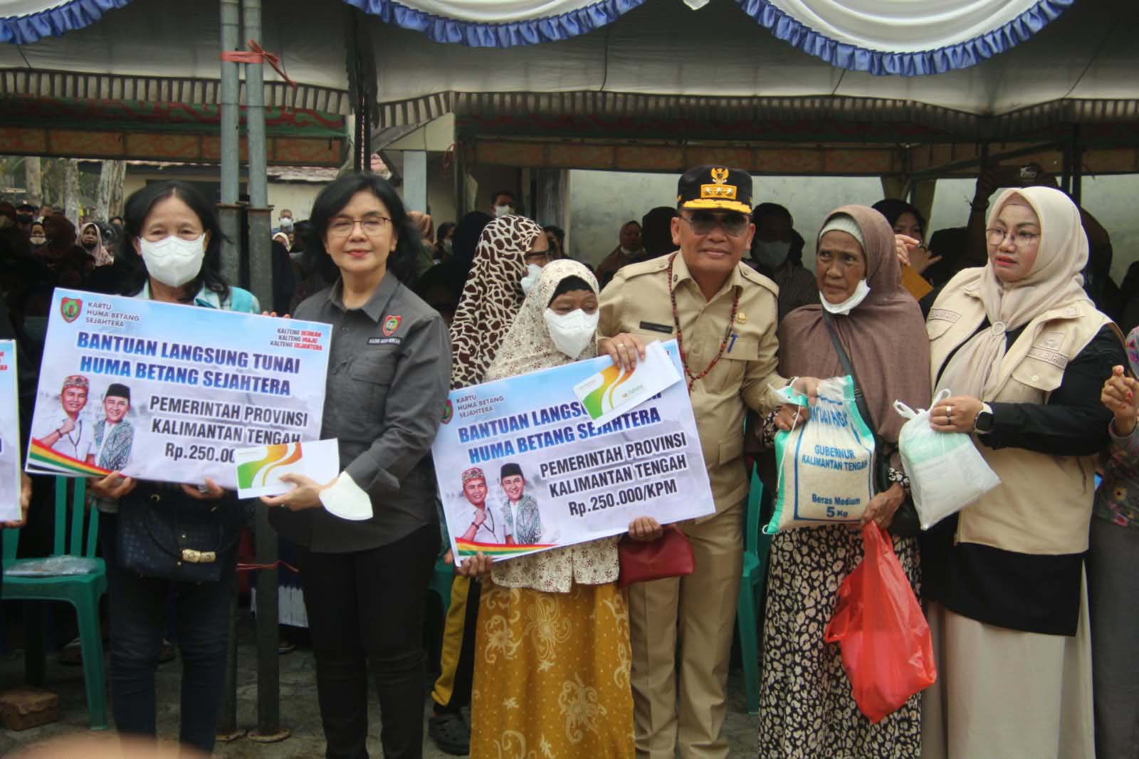 Gubernur Agustiar Sabran Salurkan 2.500 Paket Pangan, Bansos KHBS, hingga 5.000 Liter Air Bersih untuk Warga Baamang