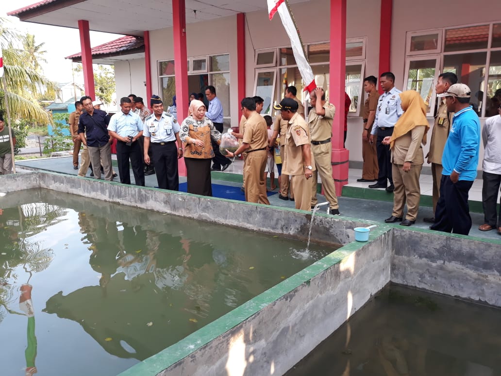 Dukung Pelatihan Kemandirian Klien Pemasyarakatan Bupati Kobar Tabur Benih Ikan Patin di Kolam Bapas Pangkalan Bun