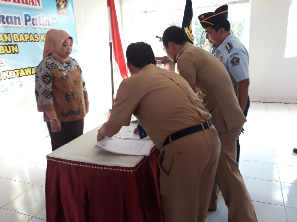Dukung Pelatihan Kemandirian Klien Pemasyarakatan Bupati Kobar Tabur Benih Ikan Patin di Kolam Bapas Pangkalan Bun