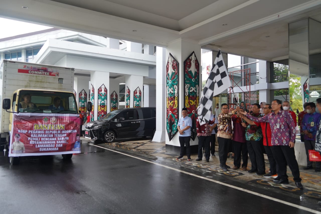 Wagub Edy Pratowo Lepas Bantuan Sosial DPP Korpri untuk Korban Banjir di Kalteng