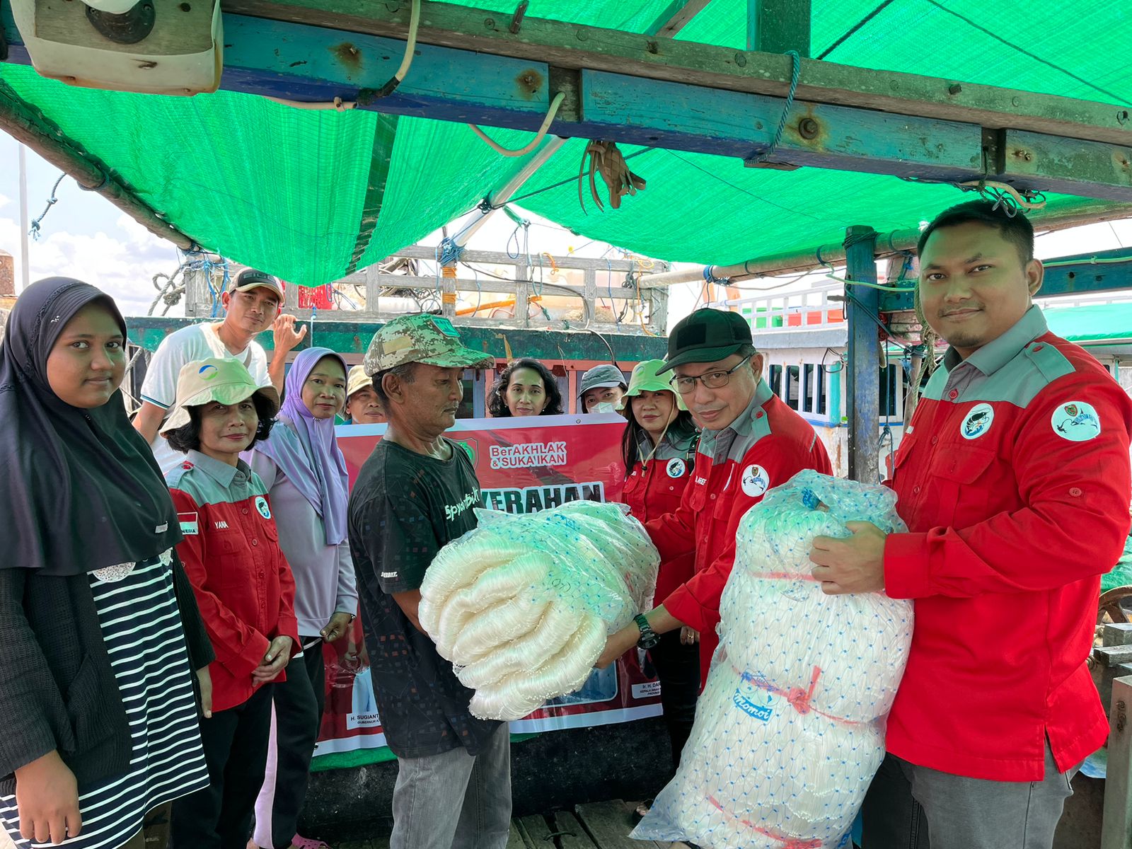 Dorong Peningkatan Hasil Penangkapan Ikan, Pemprov Kalteng Berikan Bantuan Sarana dan Prasarana Bagi Nelayan Desa Sungai Kapitan