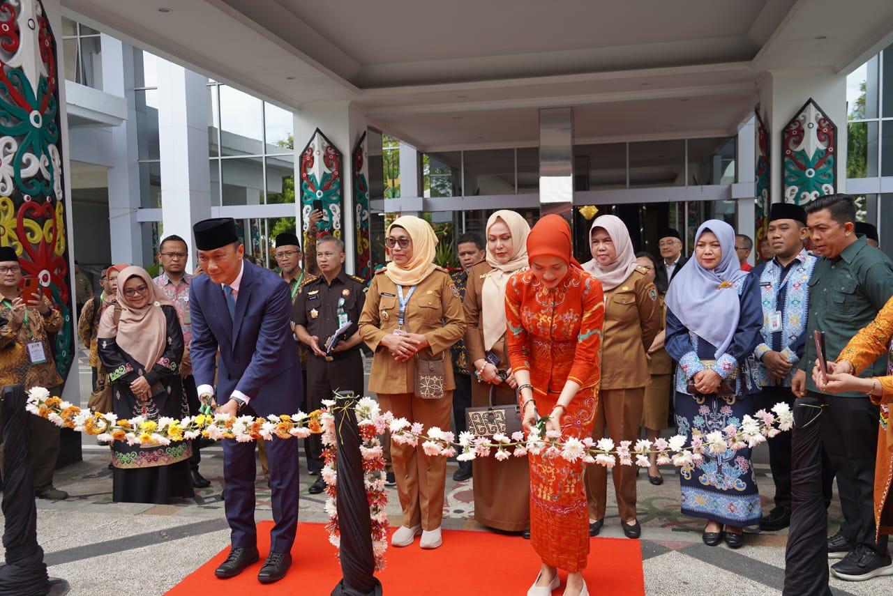 Ketua Dekranasda Prov. Kalteng Ivo Sugianto Sabran Buka Bazar UMKM MTQ VII KORPRI Tingkat Nasional Tahun 2024